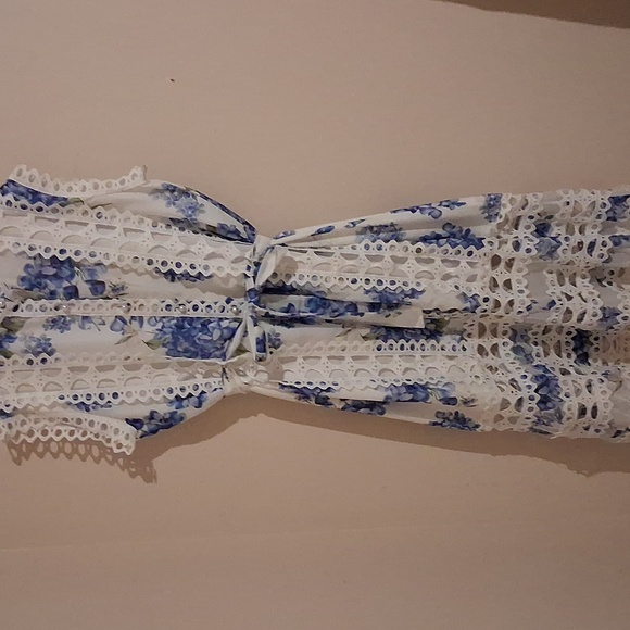 Elegant Blue and White Lace Dress - Picture 3 of 10